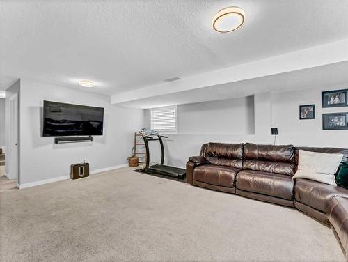 34 Sundown Road Sw, Medicine Hat, AB - Indoor Photo Showing Living Room