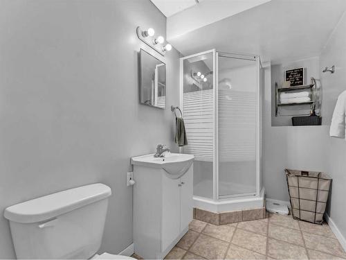 34 Sundown Road Sw, Medicine Hat, AB - Indoor Photo Showing Bathroom