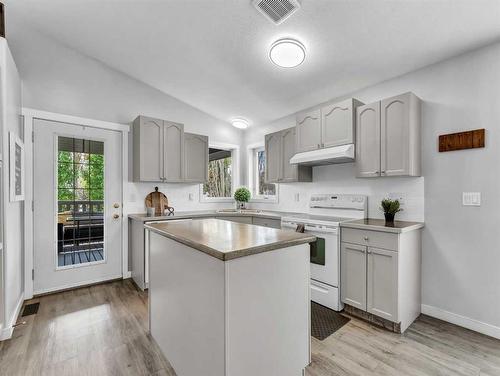 34 Sundown Road Sw, Medicine Hat, AB - Indoor Photo Showing Kitchen