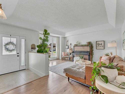 4 Taylor Court Se, Medicine Hat, AB - Indoor Photo Showing Living Room