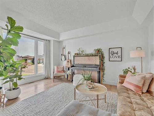 4 Taylor Court Se, Medicine Hat, AB - Indoor Photo Showing Living Room