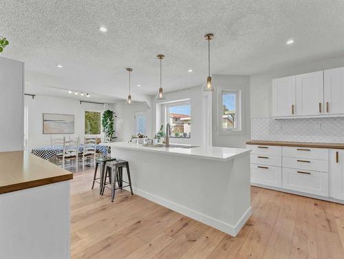 4 Taylor Court Se, Medicine Hat, AB - Indoor Photo Showing Kitchen With Upgraded Kitchen