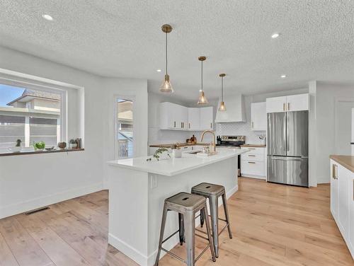 4 Taylor Court Se, Medicine Hat, AB - Indoor Photo Showing Kitchen With Stainless Steel Kitchen With Upgraded Kitchen