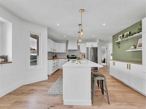 4 Taylor Court Se, Medicine Hat, AB - Indoor Photo Showing Kitchen