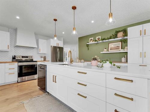 4 Taylor Court Se, Medicine Hat, AB - Indoor Photo Showing Kitchen With Upgraded Kitchen