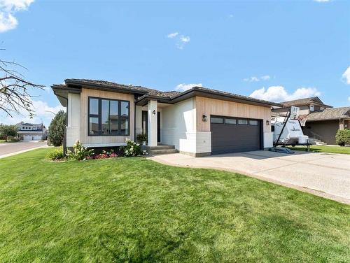 4 Taylor Court Se, Medicine Hat, AB - Outdoor With Facade