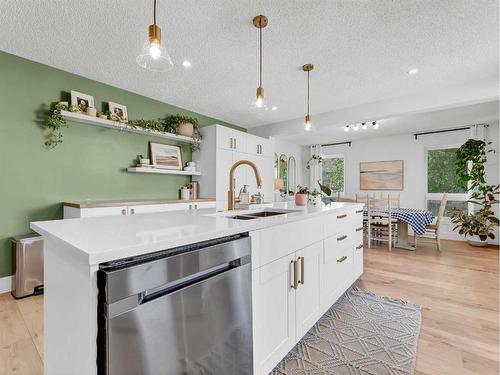 4 Taylor Court Se, Medicine Hat, AB - Indoor Photo Showing Kitchen With Double Sink With Upgraded Kitchen