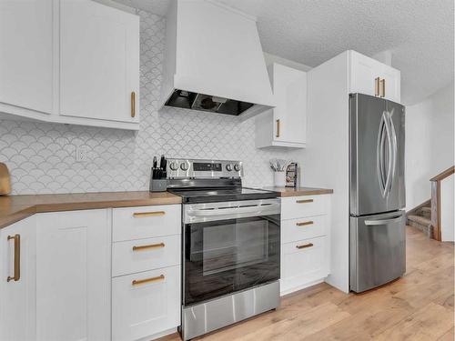 4 Taylor Court Se, Medicine Hat, AB - Indoor Photo Showing Kitchen With Stainless Steel Kitchen With Upgraded Kitchen