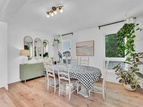 4 Taylor Court Se, Medicine Hat, AB - Indoor Photo Showing Dining Room