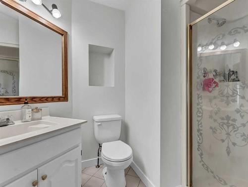 4 Taylor Court Se, Medicine Hat, AB - Indoor Photo Showing Bathroom