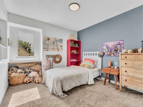 4 Taylor Court Se, Medicine Hat, AB - Indoor Photo Showing Bedroom