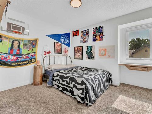 4 Taylor Court Se, Medicine Hat, AB - Indoor Photo Showing Bedroom