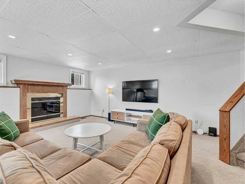 4 Taylor Court Se, Medicine Hat, AB - Indoor Photo Showing Living Room With Fireplace