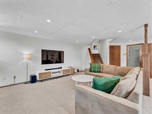 4 Taylor Court Se, Medicine Hat, AB - Indoor Photo Showing Living Room