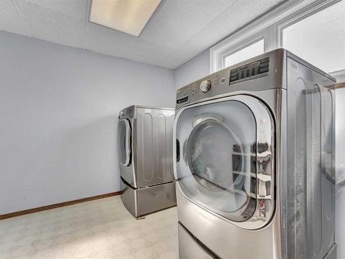 4 Taylor Court Se, Medicine Hat, AB - Indoor Photo Showing Laundry Room