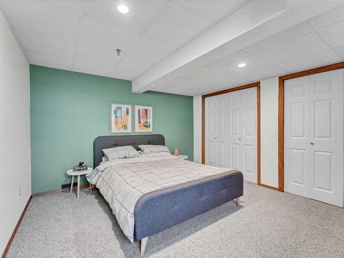 4 Taylor Court Se, Medicine Hat, AB - Indoor Photo Showing Bedroom