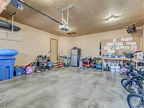 4 Taylor Court Se, Medicine Hat, AB - Indoor Photo Showing Garage