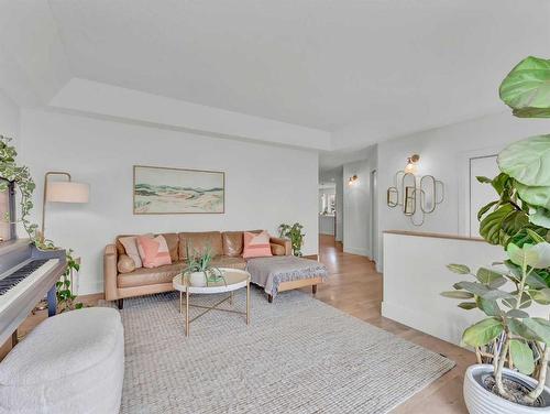 4 Taylor Court Se, Medicine Hat, AB - Indoor Photo Showing Living Room