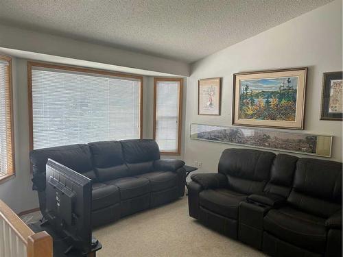 246 Stratton Way Se, Medicine Hat, AB - Indoor Photo Showing Living Room