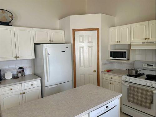 246 Stratton Way Se, Medicine Hat, AB - Indoor Photo Showing Kitchen