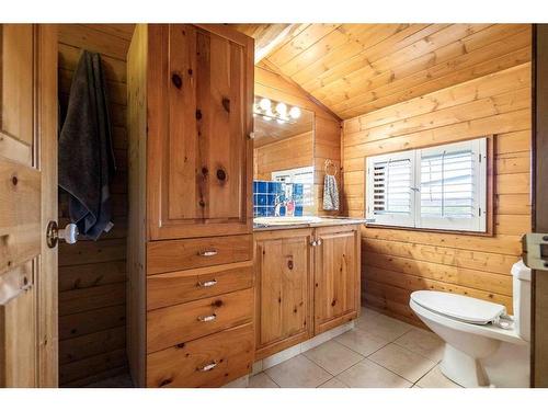 26 Pioneer Crescent Ne, Medicine Hat, AB - Indoor Photo Showing Bathroom