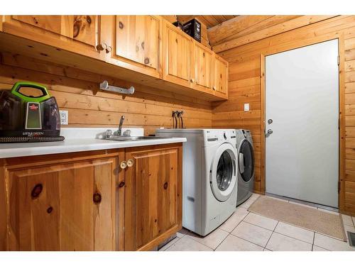 26 Pioneer Crescent Ne, Medicine Hat, AB - Indoor Photo Showing Laundry Room