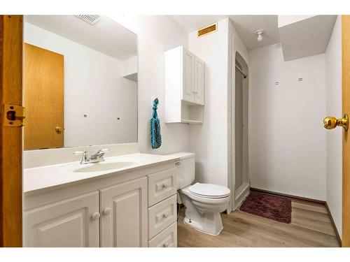 26 Pioneer Crescent Ne, Medicine Hat, AB - Indoor Photo Showing Bathroom