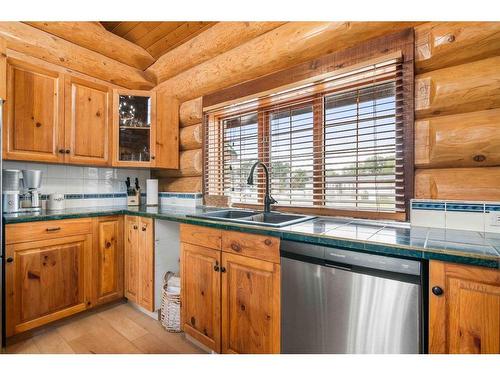 26 Pioneer Crescent Ne, Medicine Hat, AB - Indoor Photo Showing Kitchen With Double Sink