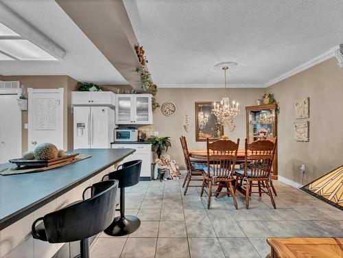 201-221 Cameron Road Se, Medicine Hat, AB - Indoor Photo Showing Dining Room