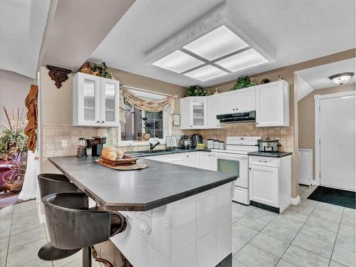 201-221 Cameron Road Se, Medicine Hat, AB - Indoor Photo Showing Kitchen