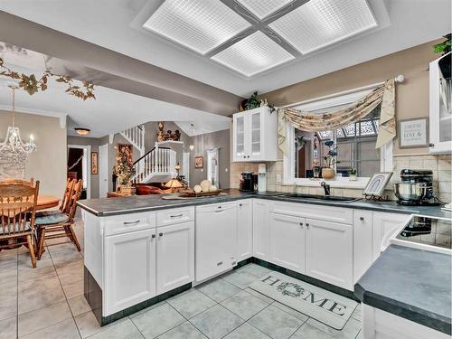 201-221 Cameron Road Se, Medicine Hat, AB - Indoor Photo Showing Kitchen