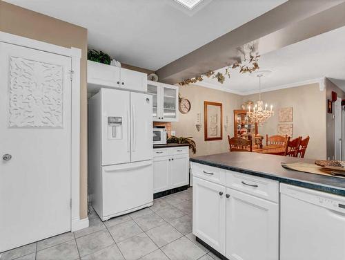 201-221 Cameron Road Se, Medicine Hat, AB - Indoor Photo Showing Kitchen