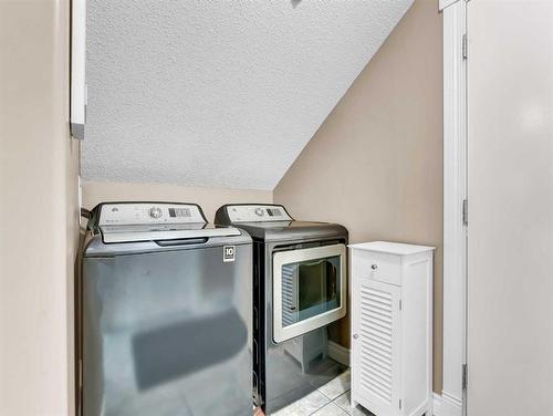 201-221 Cameron Road Se, Medicine Hat, AB - Indoor Photo Showing Laundry Room