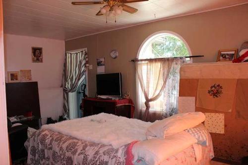 309 Centre Street North, Bow Island, AB - Indoor Photo Showing Bedroom