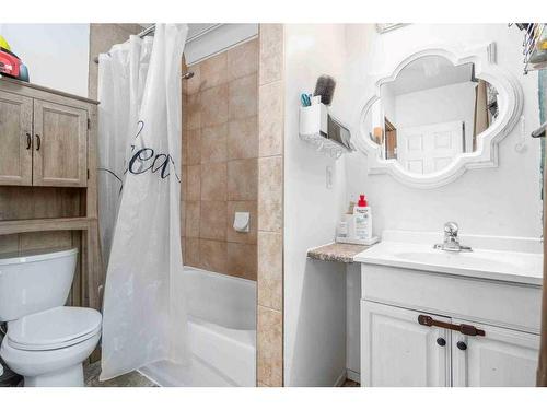 929 2 Street Se, Medicine Hat, AB - Indoor Photo Showing Bathroom