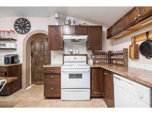 929 2 Street Se, Medicine Hat, AB - Indoor Photo Showing Kitchen