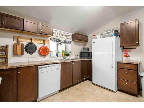 929 2 Street Se, Medicine Hat, AB - Indoor Photo Showing Kitchen