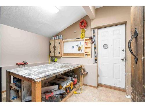 929 2 Street Se, Medicine Hat, AB - Indoor Photo Showing Other Room