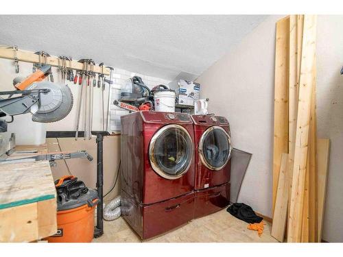 929 2 Street Se, Medicine Hat, AB - Indoor Photo Showing Laundry Room