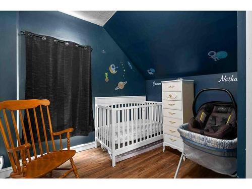 929 2 Street Se, Medicine Hat, AB - Indoor Photo Showing Bedroom