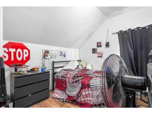 929 2 Street Se, Medicine Hat, AB - Indoor Photo Showing Bedroom