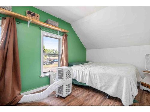 929 2 Street Se, Medicine Hat, AB - Indoor Photo Showing Bedroom