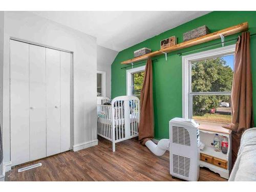 929 2 Street Se, Medicine Hat, AB - Indoor Photo Showing Bedroom