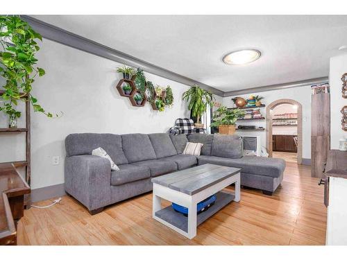 929 2 Street Se, Medicine Hat, AB - Indoor Photo Showing Living Room