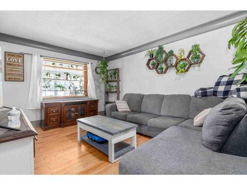 929 2 Street Se, Medicine Hat, AB - Indoor Photo Showing Living Room