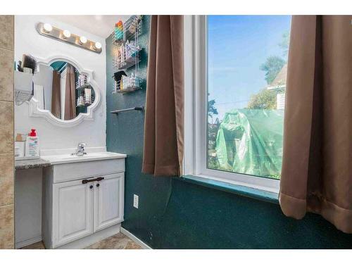 929 2 Street Se, Medicine Hat, AB - Indoor Photo Showing Bathroom