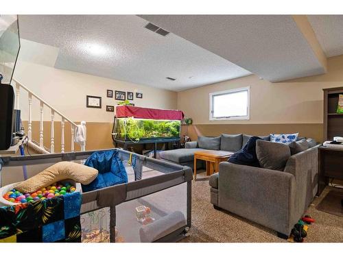 457 Sprague Way Se, Medicine Hat, AB - Indoor Photo Showing Bedroom