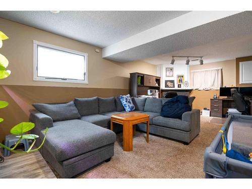 457 Sprague Way Se, Medicine Hat, AB - Indoor Photo Showing Living Room