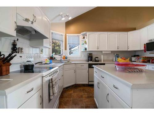 457 Sprague Way Se, Medicine Hat, AB - Indoor Photo Showing Kitchen