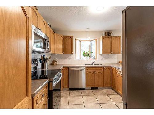 26 Park Meadows Lane Se, Medicine Hat, AB - Indoor Photo Showing Kitchen With Double Sink